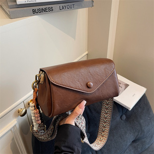 复古美拉德包包女2025新款软皮休闲枕头包包盖式宽肩带单肩斜挎包