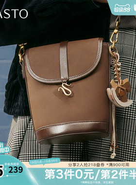 百思图秋冬新款商场同款人水桶包时尚潮流单肩斜挎包女TY052DX5