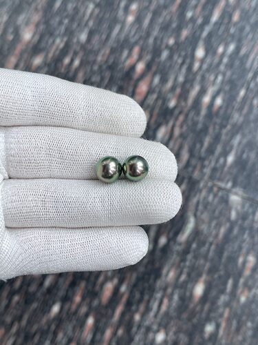 金属色大溪地孔雀绿配对 无暇，近正圆10.64，10.52mm 自然光拍摄