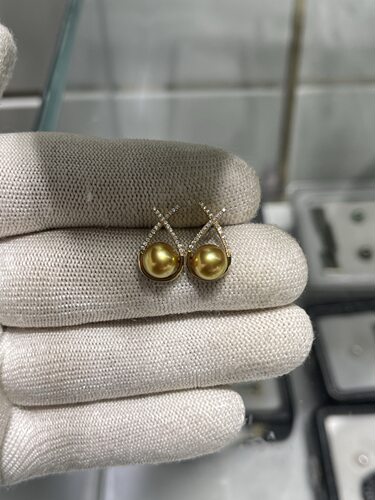 重版折叠丝带款浓金7～8mm茶金绿色南洋金珠耳钉 18k天然钻石镶嵌