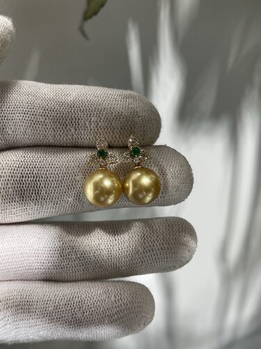 正圆无暇浓金11-12mm南洋金珠耳饰18k天然钻石祖母绿三角花卉设计