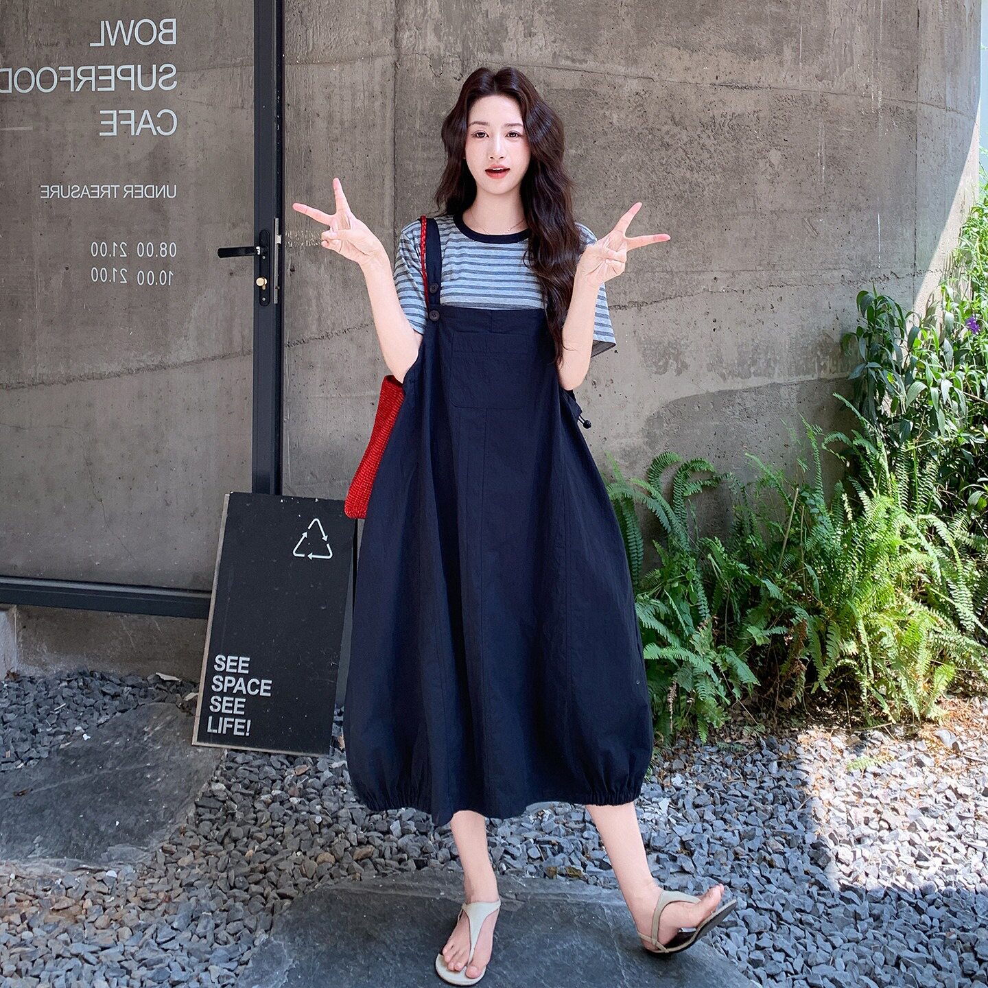 韩系穿搭松弛感背带连衣裙套装女2026夏季新款撞色条纹T恤两件套