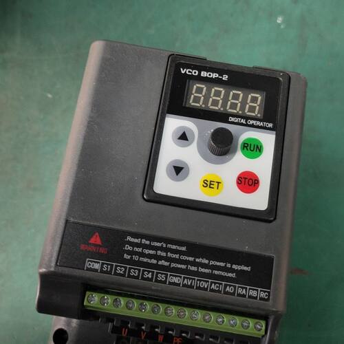 国产变频器 2.2kw/220v   H3522G1HCK0