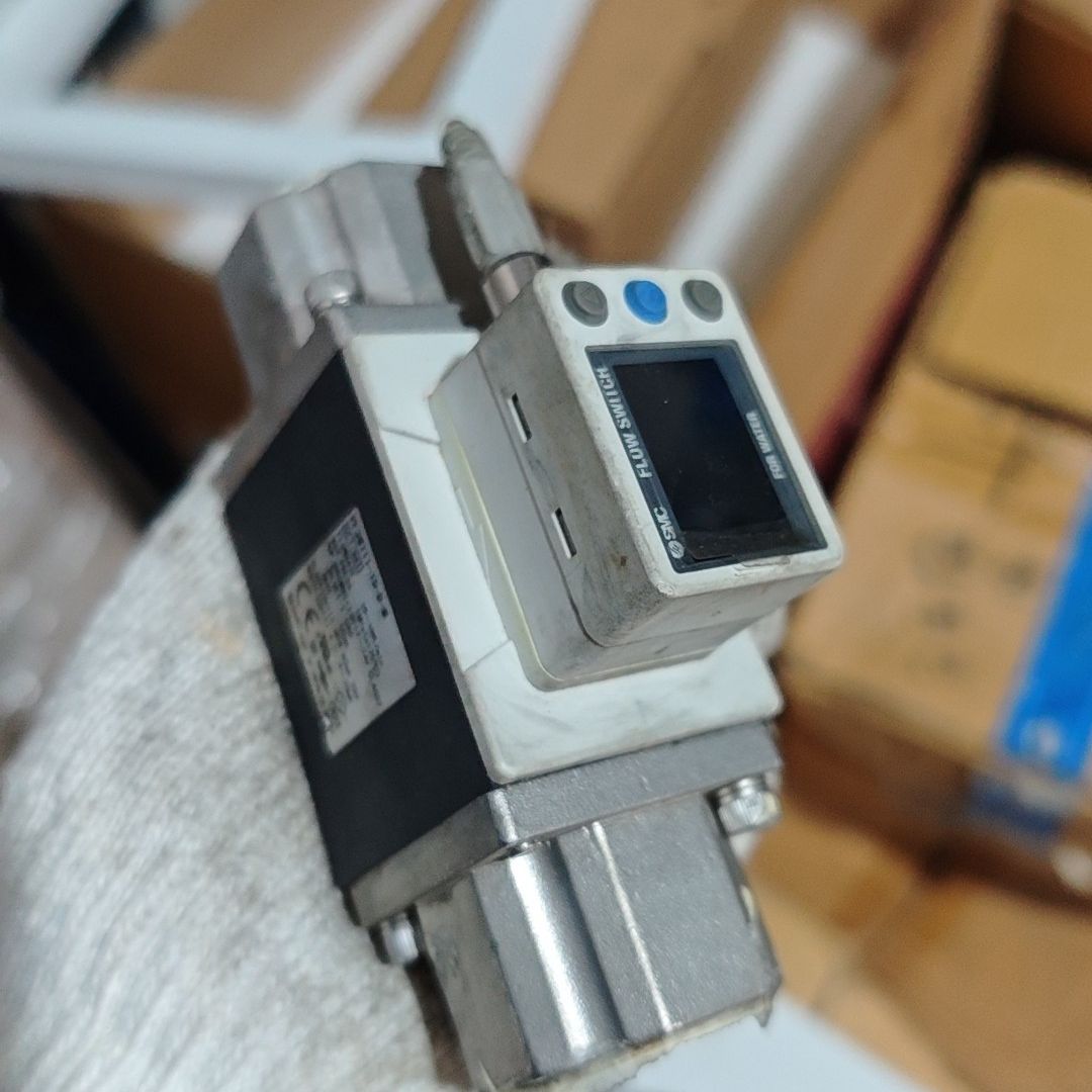 日本流量计PF3W711-C-M 带LCD显示屏 工作