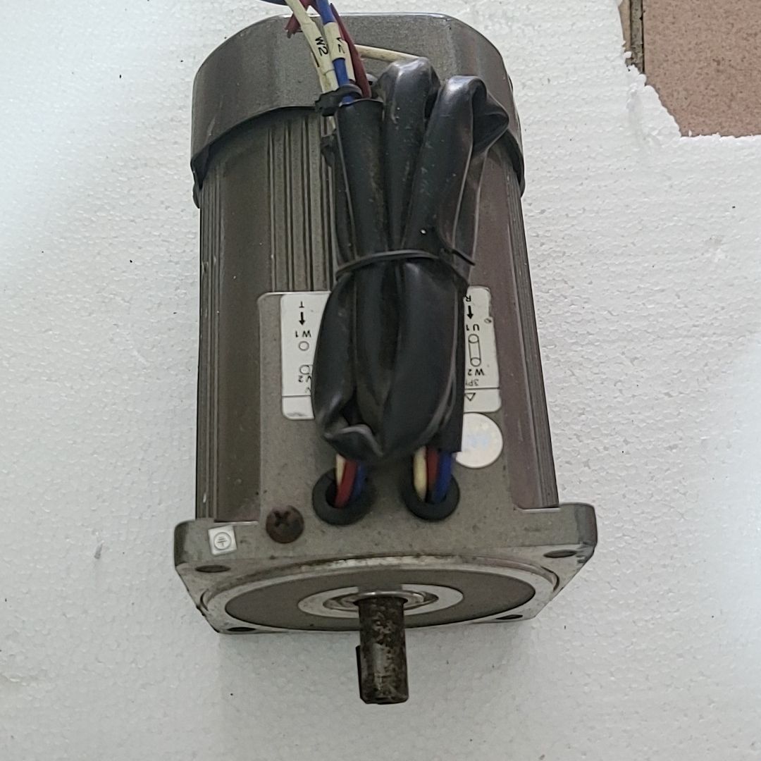 未使用的三相同步电机 型号5IK90RV S/SSF 来