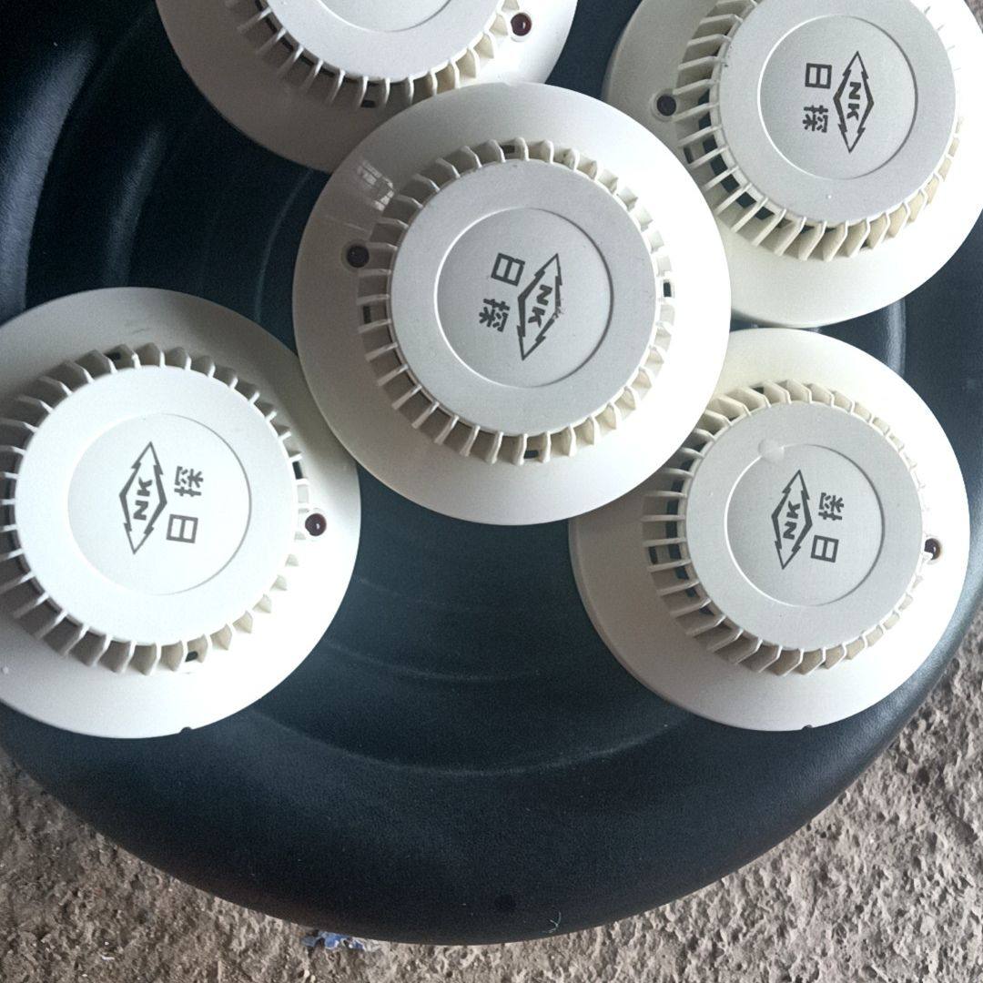 日探CKK--LS烟感探测器，成色9成新，有地座，有需要的联