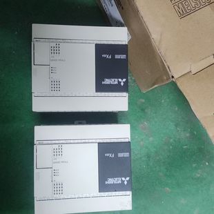 2台 PLC 30MR 如图所示 FX3SA