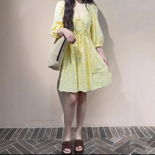 法式度假风25夏季新款立体花朵刺绣显白减龄嫩黄色系带连衣裙