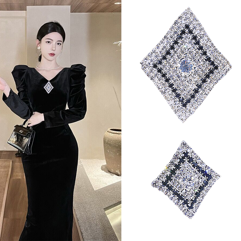 BeiEr高档V领连衣裙装饰扣时尚扣