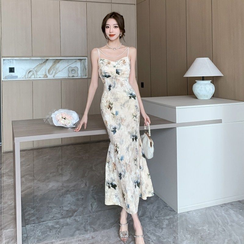 2024年新款聚会年会圣诞礼服裙法式吊带裙女高级感气质丝绒连衣裙