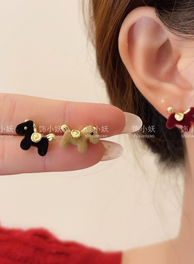 马上有钱~复古红色丝绒小马耳环女秋冬高级感耳钉新年巨好看耳饰