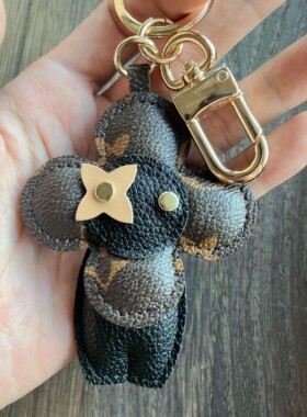 LV&GEDETE 汽车钥匙扣配饰CARRYALL包包挂件太阳花公仔挂饰薇薇安