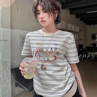 2025夏季More.有熊简约休闲细条纹坑条字母印花圆领短袖T恤上衣女