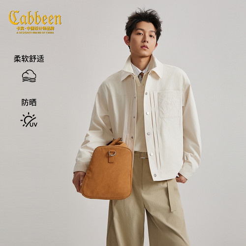 胸前的刺绣口袋设计，图案富有设计