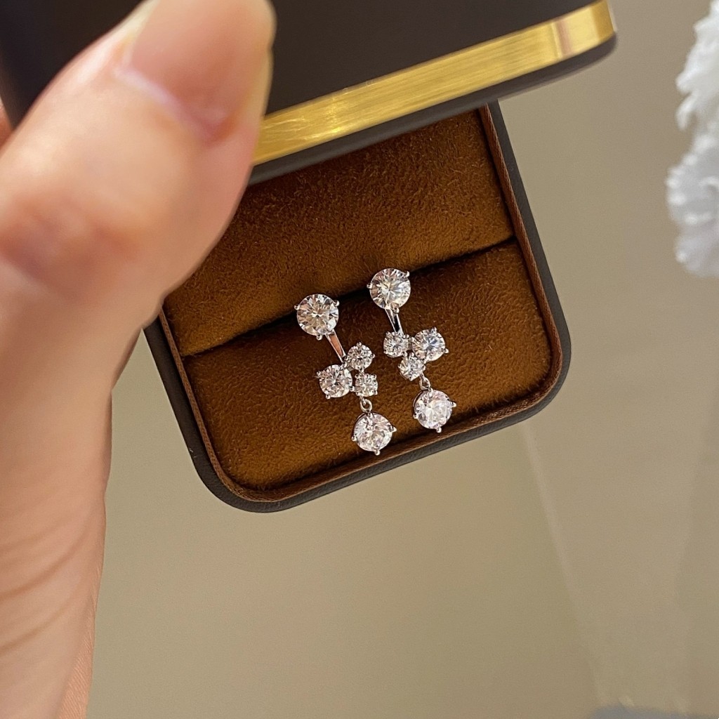 两戴款锦簇耳钉925纯银圆钻轻奢欧美风小众设计高级感单钻耳环,饰品/流行首饰/时尚饰品新,银饰耳饰,淘宝优惠券,粉丝福利购,淘宝优惠卷