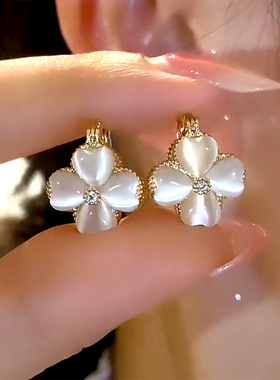 新款高档百搭白色四叶草耳环甜美气质双面耳扣高级设计感洋气耳钉