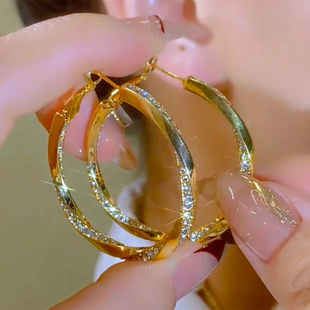 时尚 耳环扭曲镶钻大圈圈耳环轻奢优雅高级感时髦耳饰大气耳扣 新款