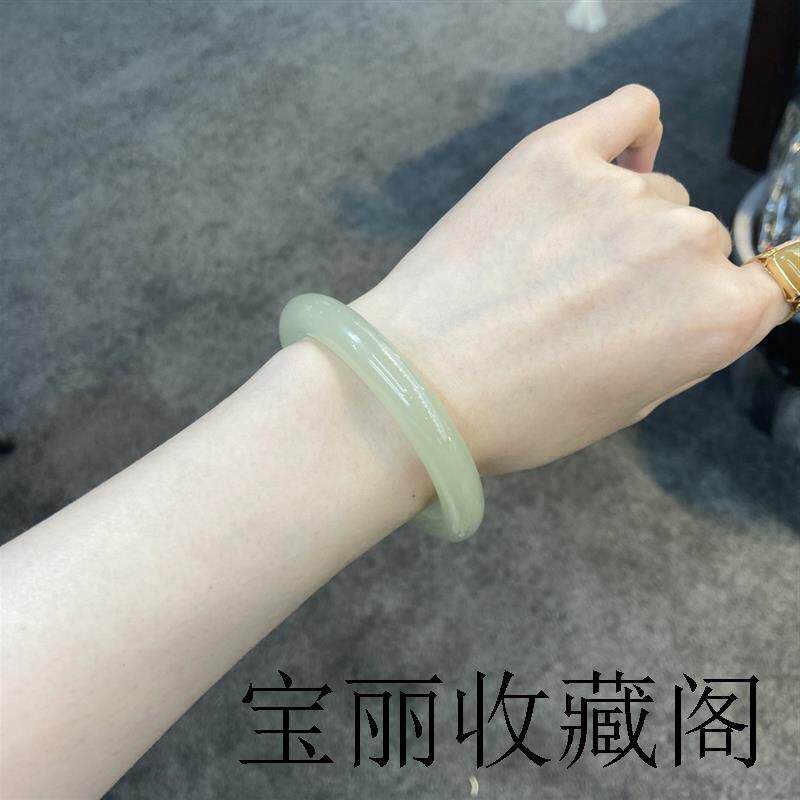 新疆和田玉色手镯高端胖圆条少女风青白玉镯子时尚精选翡翠色玉石