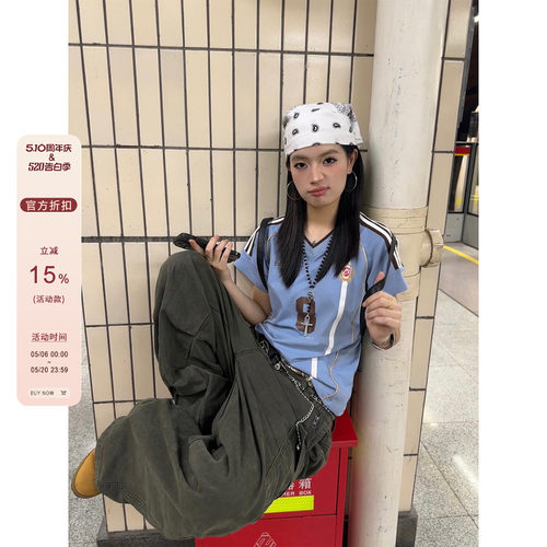 【F383】运动风条纹V领球衣短袖
