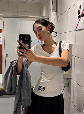 F383 2025美式复古基础简约修身显瘦百搭打底印花设计v领短袖上衣