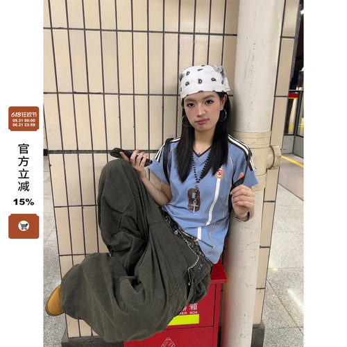 【F383】运动风条纹V领球衣短袖