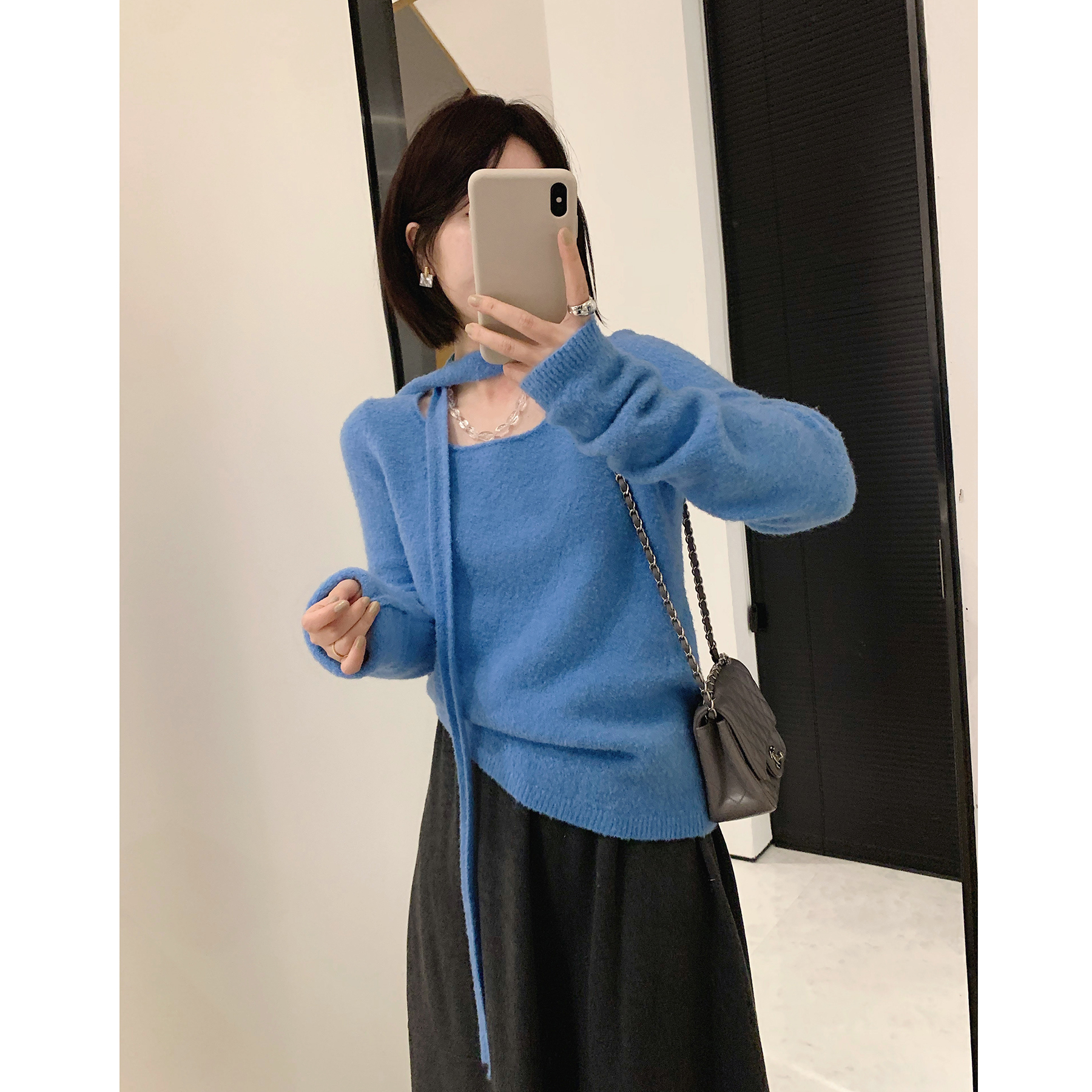 洋气柔软蓝色带围巾毛衣