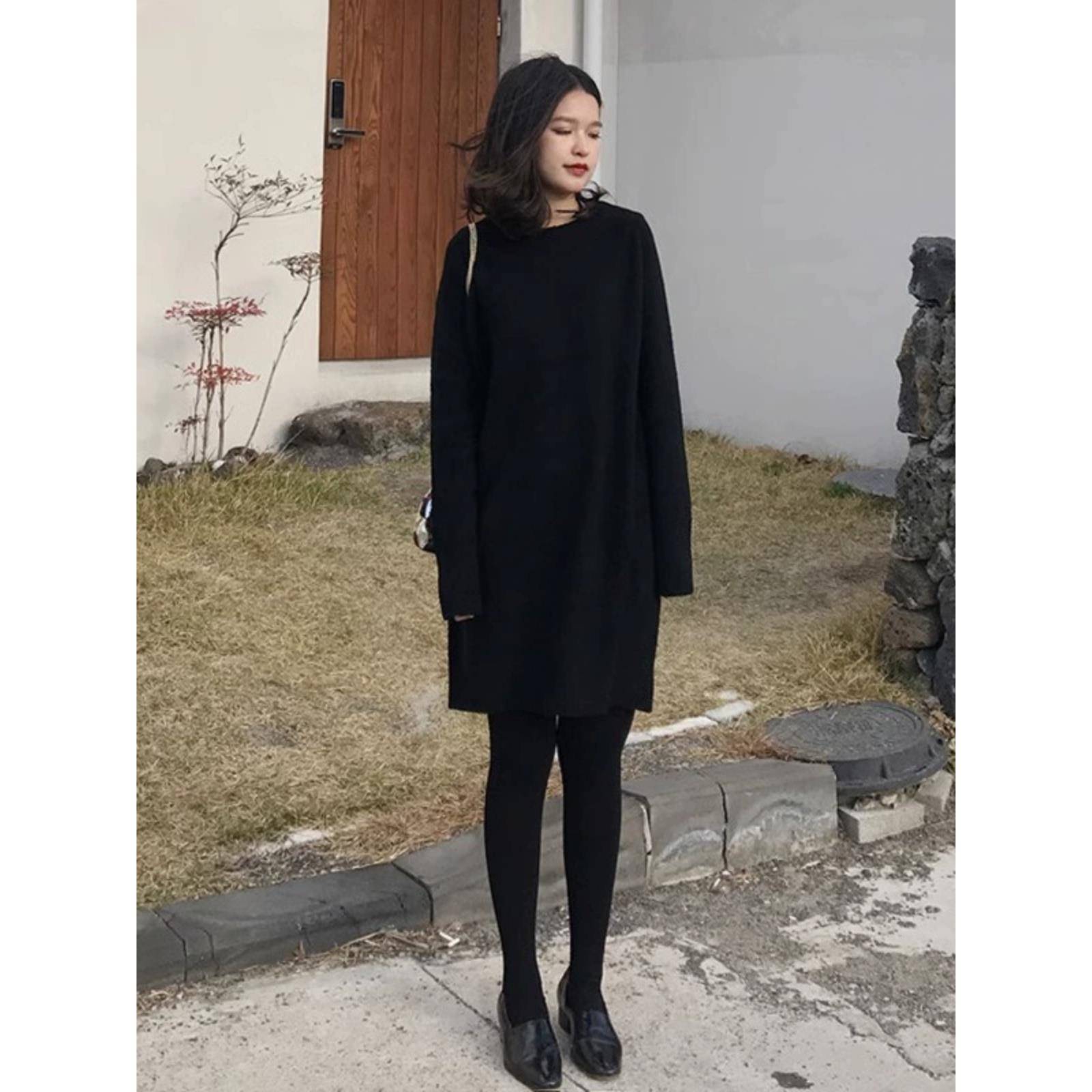 欧洲站秋冬2024新款女装配大衣的黑色显瘦针织内搭打底毛衣连衣裙