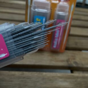 韩国进口木炭牙线棒 剔牙工具齿间缝隙刷扁刷 一次性塑料双头牙签