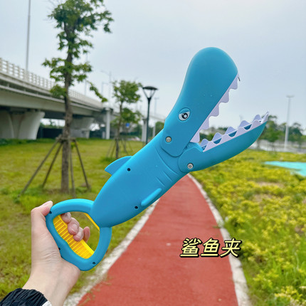 沙滩玩具夹子机械手臂咬手鳄鱼鲨鱼河马龙虾螃蟹夹海边挖沙铲套装