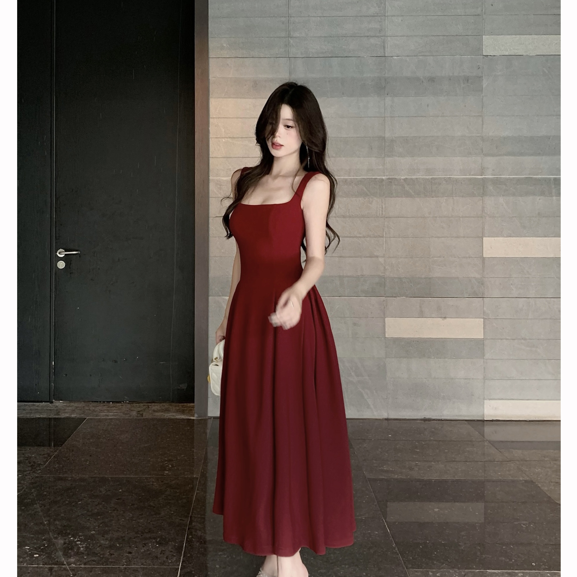钱大大贝微微红色U领吊带连衣裙女2025新款小众高级感a摆裙礼服裙