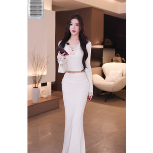 褶皱修身 蕾丝V领绑带针织上衣 包臀裙两件套 温莎千金 已出货