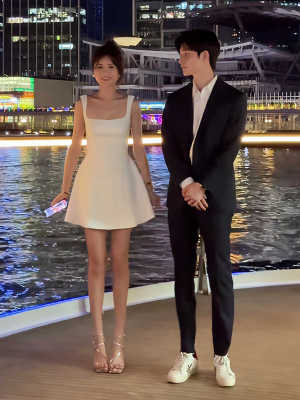 赫本风现货百搭修身吊带连衣裙