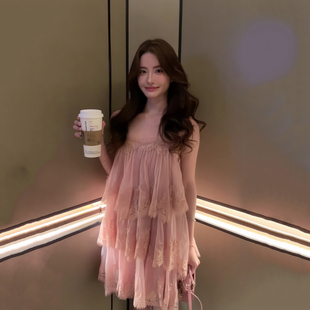 现货！法式浪漫风粉色蕾丝荷叶边吊带连衣裙女夏季度假风蛋糕裙