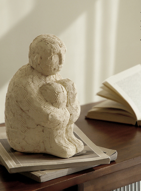 栗石侘寂风艺术抽象做旧抱膝人物小摆件样板房民宿书房酒柜装饰品