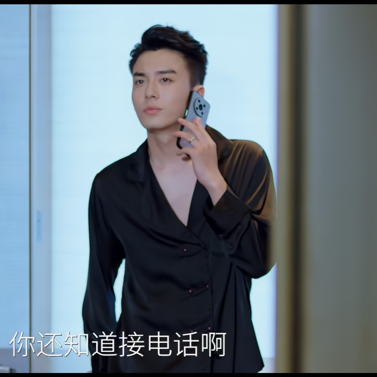 有港回信沈顾赵华为同款双排扣男士冰丝睡衣两件套刺绣家居服套装图片