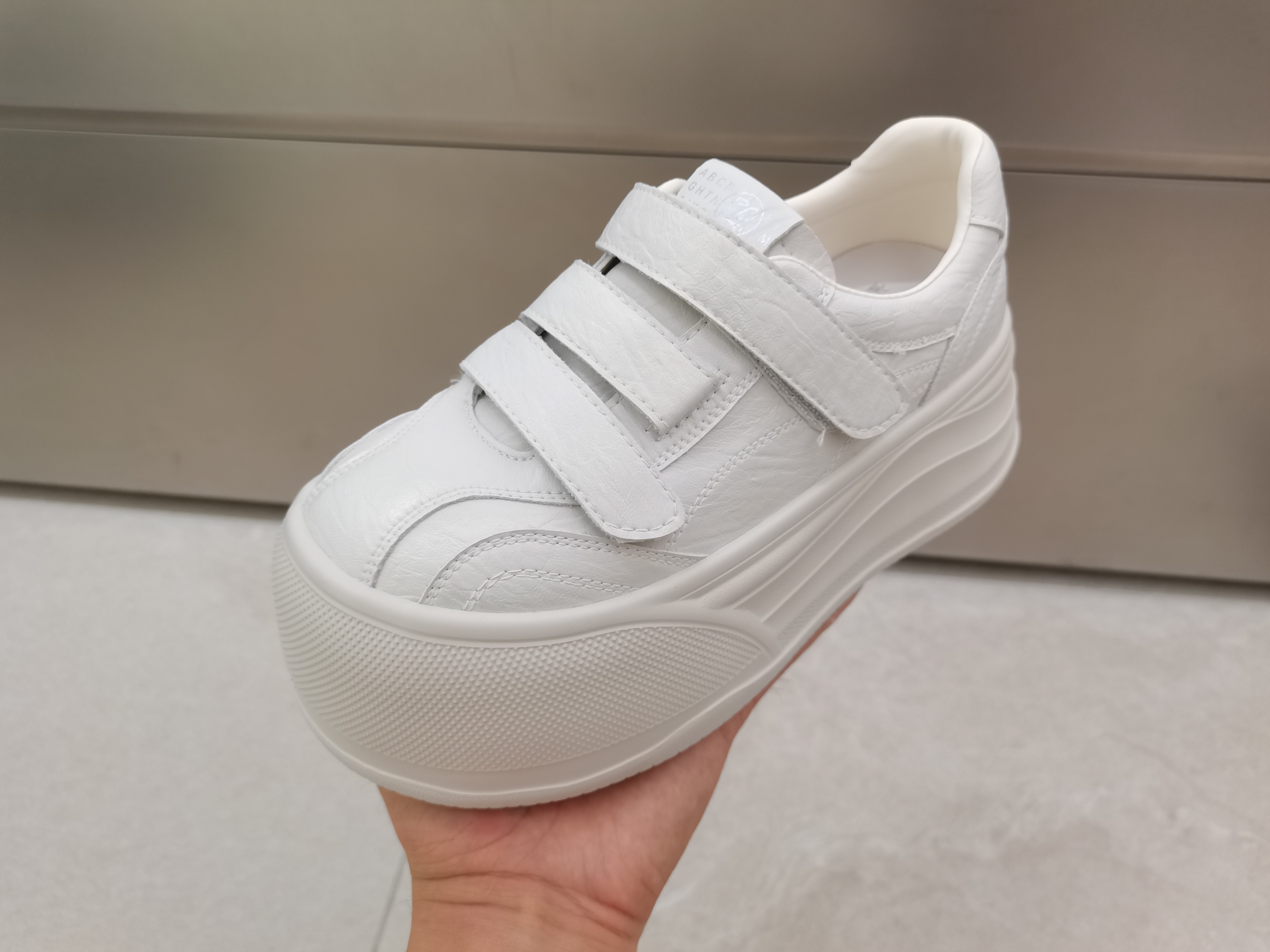 厚底增高小白鞋2026秋季新款真皮女鞋轻便单鞋百搭运动休闲板鞋子