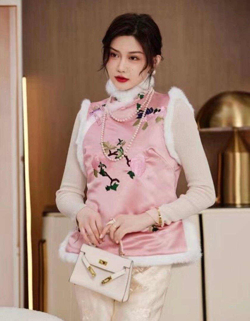 刺绣世家国风馆-夹棉绣花马甲兔毛领粉色白色加厚旗袍领显瘦冬款