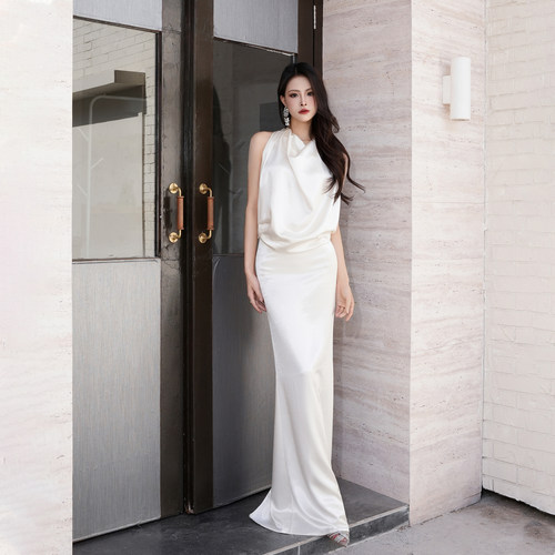 米色露背飘带背心+长款拖地鱼尾