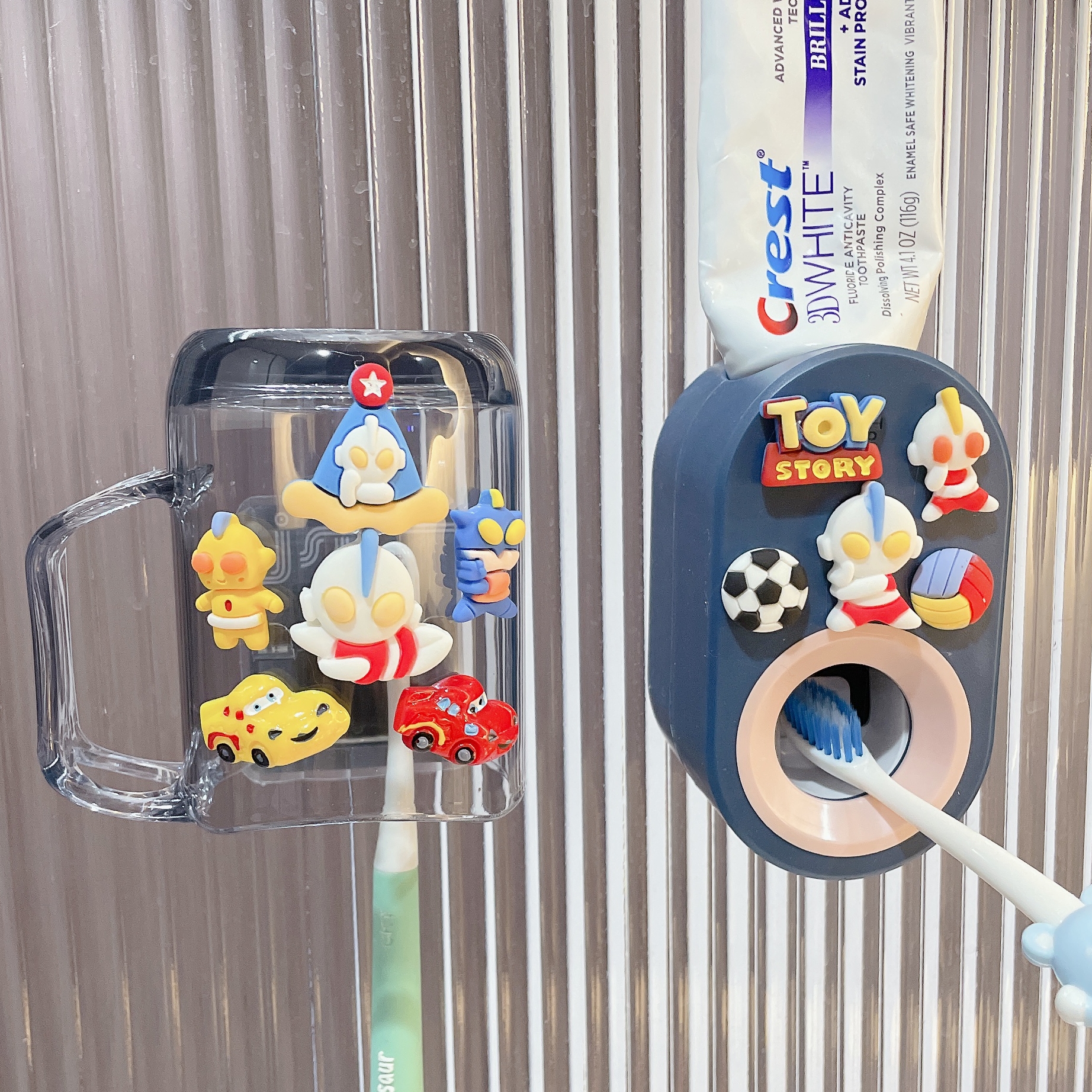 卡通自动挤牙膏神器男孩女孩儿童壁挂式牙膏按压器免打孔置物架子