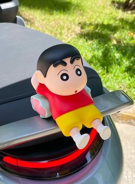 新品蜡笔小新车载摆件汽车卡通可爱公仔后备箱电动车翅膀白色