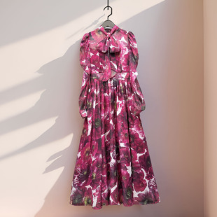 度假风~2026春季新款女装烫金丝质印花系带领收腰压褶大摆长裙子