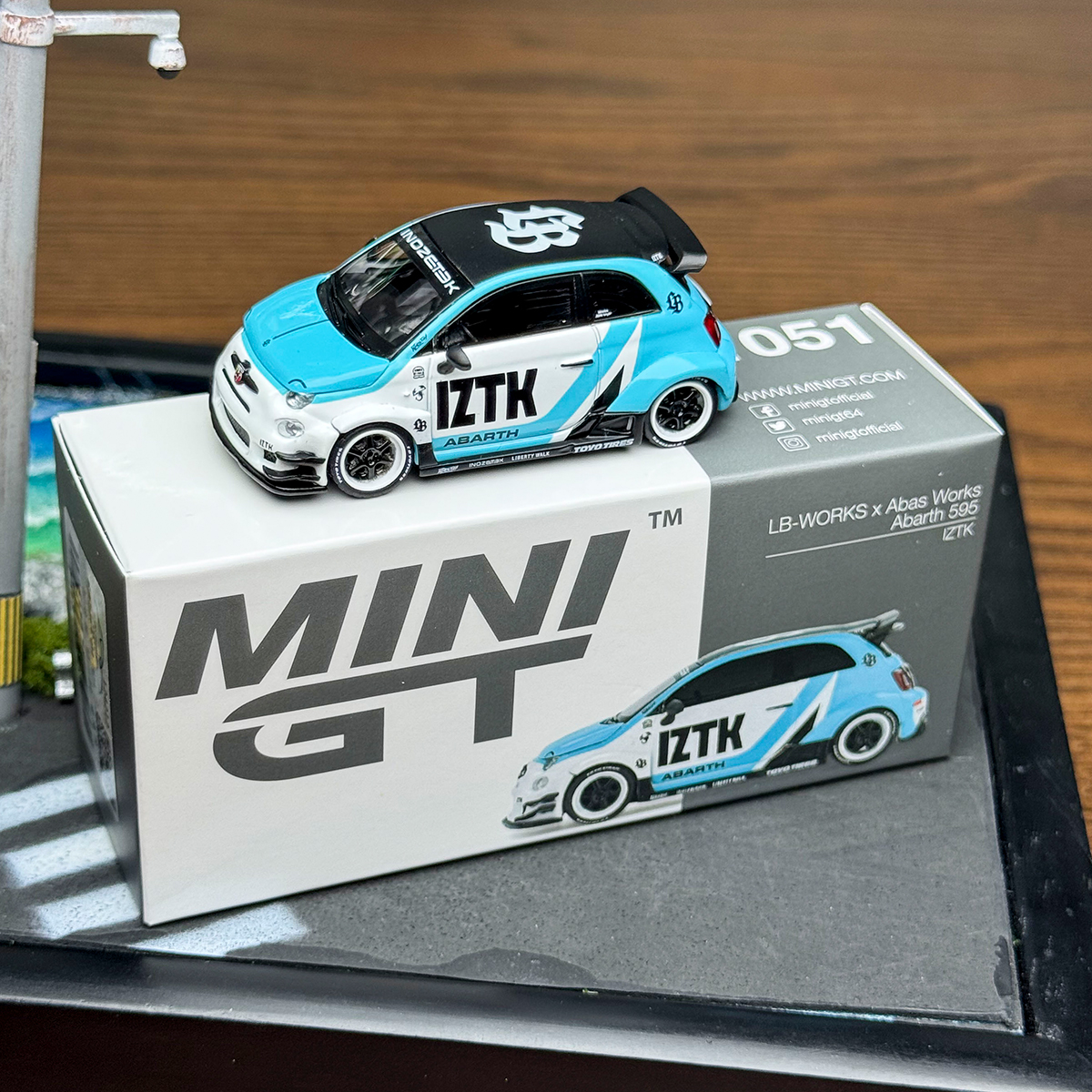 MINIGT164阿巴斯合金汽车模型