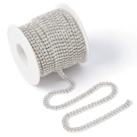 Двойной ряд, белые бриллианты на серебряном фоне, 5 мм, около 300 штук, 1 ярд.