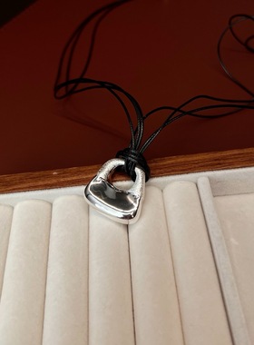 10505韩国ins小众设计感黑绳立体锁包造型毛衣链抽拉项链银色吊坠