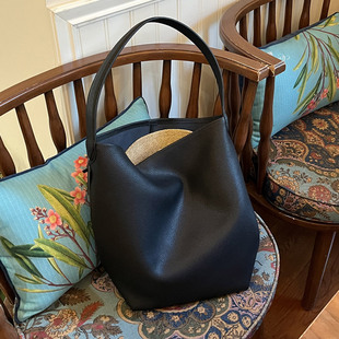 ROW风极简水桶包 无数时尚博主推荐包 牛皮极简大容量带内胆包