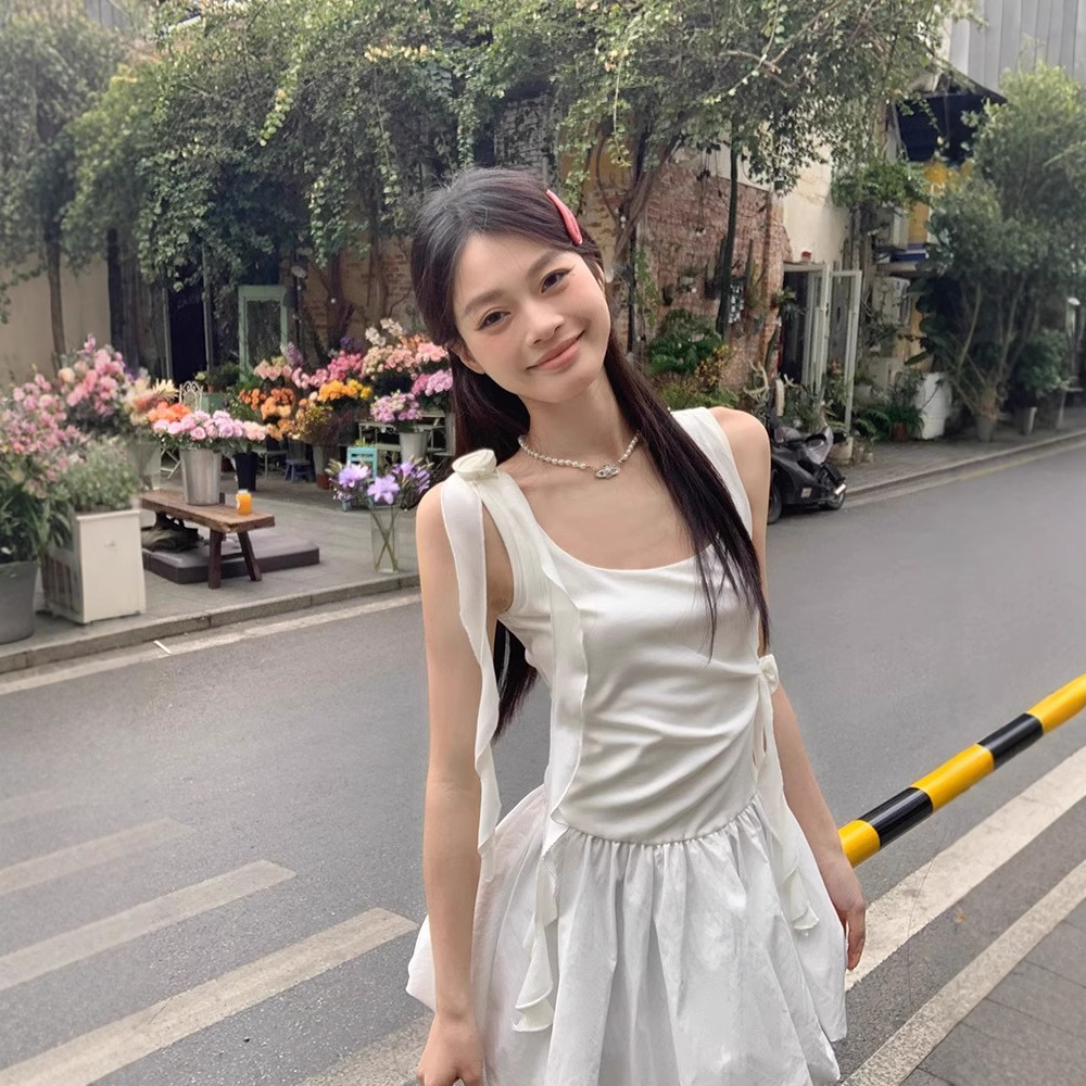白色甜辣花苞背心掐腰连衣裙女夏季新款收腰显瘦u领短款A字吊带裙
