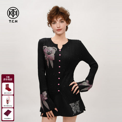 TCH琉光绚彩粉小熊烫钻修身显瘦含绵羊毛针织V领上衣T75A09E5001