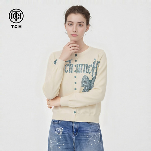 TCH2026秋季新款温柔慵懒风烫钻字母米色针织开衫女T78A43E1011