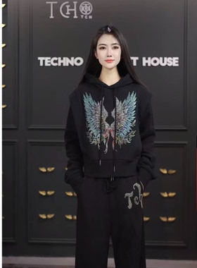 TCH时尚潮牌烫钻炫彩翅膀黑色连帽卫衣休闲裤套装女T78B07E1001