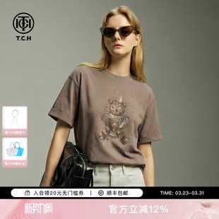 TCH2026春新款 T恤女T78A10E1018 烫钻小熊休闲卡其色宽松圆领短袖